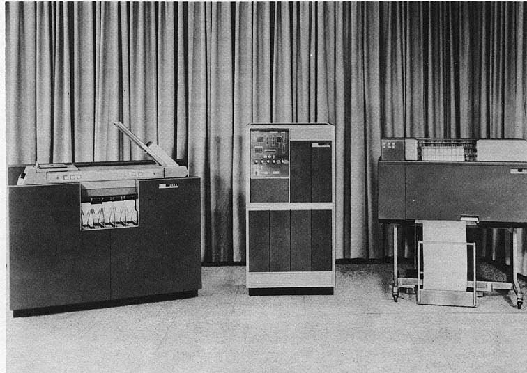 Unité centrale de l'IBM 1401 au centre, entourée à gauche de son lecteur de carte perforée IBM 1402 et de son imprimante IBM 1403 à droite