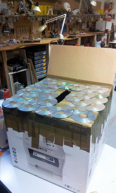 Boite-collecte-cd-dvd-fablab-atelier-du-coin-1-million-de-dvd-pour-la-planete.jpg